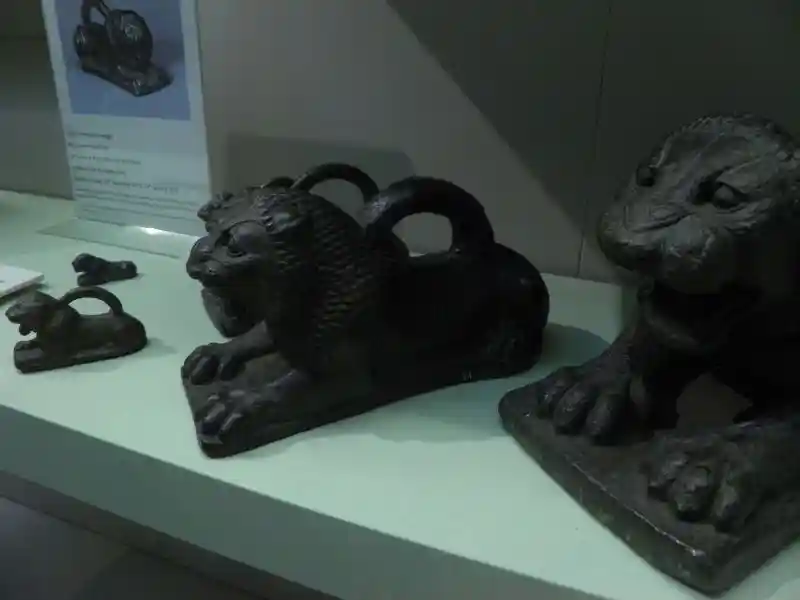 Royal lion-shaped weights